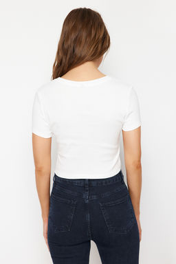 TRENDYOLMILLA Ekru %100 Pamuk Papatya&Sehir Nak?sl? Vucuda Oturan Crop Orme T-Shirt TWOSS24TS00212  фото 6