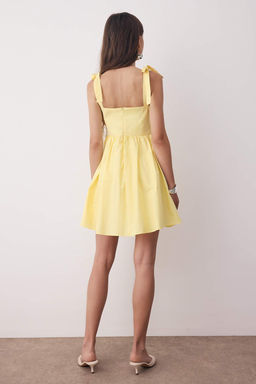 Ac?k Sar? Yaka Detayl? Fiyonklu Poplin Dokuma Elbise TWOSS25EL00891