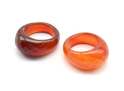 Кольцо крупное из агата цв.оранжевый с гранями Радуга камня