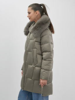 Пальто зимнее утепленное с мехом и капюшоном тренд коричневого цвета 7630K - Visdeer фото 2