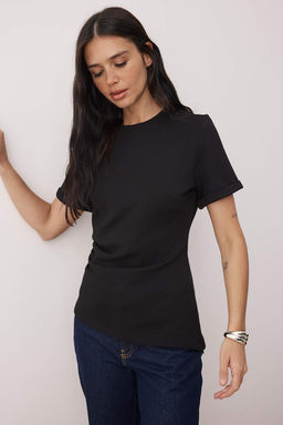 Trendyol Studio Collection Siyah Bisiklet Yaka Asimetrik Vucuda Oturan Orme T-Shirt TWOAW26TS00023