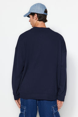 TRENDYOL MAN Lacivert Bisiklet Yaka Oversize/Genis Kesim Yumusak F?rcal? Selanik Sweatshirt TMNAW24SW00057 - Trendyolmilla фото 14
