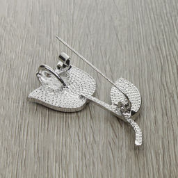 Брошь-подвеска "Тюльпан" со вставкой из гелиотиса и ювелирного сплава