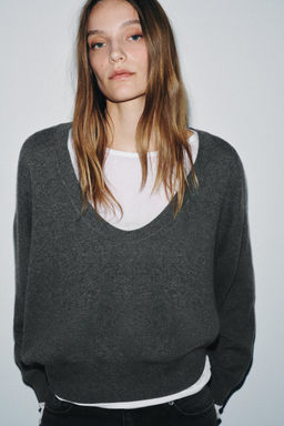 JERSEY PUNTO ESCOTE PRONUNCIADO / Gris