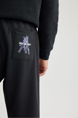 Спортивные брюки с карманами стандартного кроя Рик и Морти - Defacto фото 6