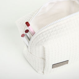 Косметичка женская на молнии TEXTURA, объёмная, средняя, мягкая, вафельная текстура, белая фото 2