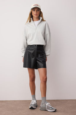 TRENDYOLMILLA Siyah Cepli Suni Deri Dokuma Sort TWOAW21SR0014