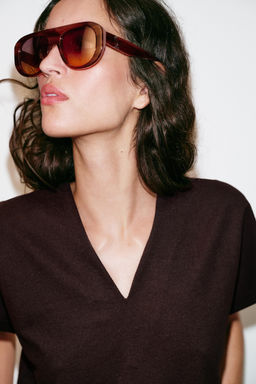CAMISETA R?STICA ESCOTE PICO / Chocolate