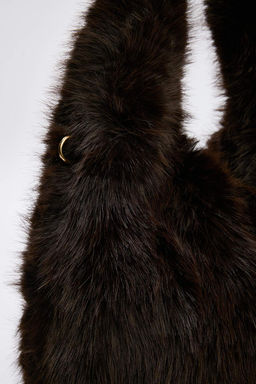 Koyu Kahverengi Metal Halka Detayl? Suni Kurk Kad?n Omuz ve El cantas? TAKAW26OC00085