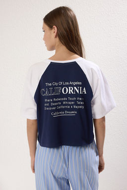 TRENDYOLMILLA Lacivert %100 Pamuk Renk Bloklu Slogan Bask?l? Relaxed/Rahat Kesim Crop Orme T-Shirt TWOSS24TS00098 фото 4