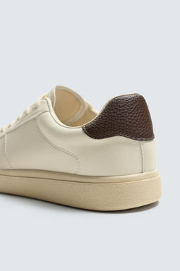 ZAPATILLA DETALLE TAL?N / Blanco