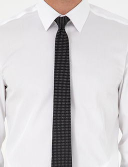 Белая приталенная рубашка с длинным рукавом