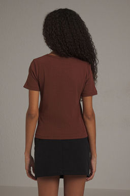 Trendyolmilla Kahverengi Kontrast Nak?s Detayl? Fitted Esnek Orme Bluz TWOSS25BZ00236