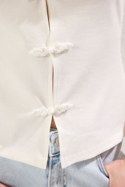 Trendyolmilla Siyah Aksesuar Fiyonk Detayl? Havuz Yaka Vucuda Oturan Fitilli Esnek Orme Bluz TWOSS25BZ00134  фото 4