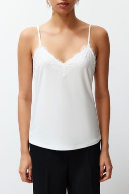 Beyaz Dantel Detayl? V Yaka Ask?l? Esnek Orme Bluz TWOSS24BZ00402