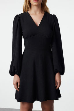 TRENDYOLMILLA Siyah A Kesim Balon Kol Detayl? V Yaka Mini Dokuma Elbise TWOAW25EL00270  фото 9