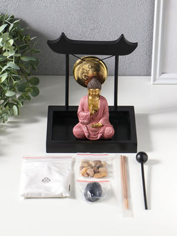 Японский сад камней настольный «Дзен. Будда в розовом у гонга», с подставкой для благовоний и набором аксессуаров, 13.2×15×16 см