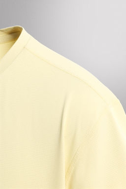 CAMISETA T?CNICA B?SICA / Amarillo claro