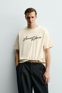 CAMISETA RELAXED FIT TEXTO BORDADO / Beige