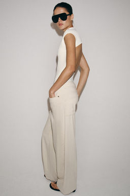 BODY STRETCH CUT OUT / Blanco roto