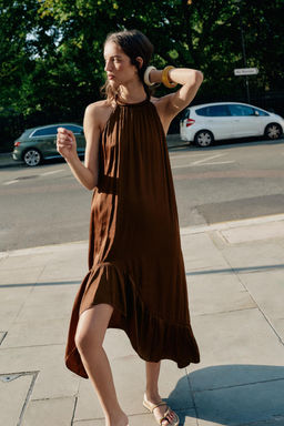 VESTIDO MIDI ASIM?TRICO SATINADO / Marr?n