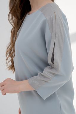 Элегантное платье с декором серое