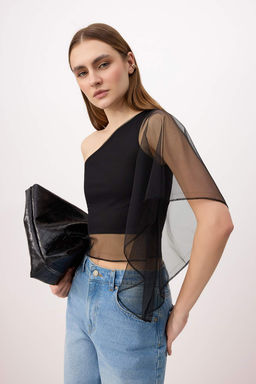 Siyah Duz Regular Asimetrik Yaka Buzgulu/F?rf?rl? Kol Tul Orme Bluz TWOSS26BZ00670