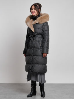 Пальто утепленное с капюшоном и мехом зимнее женское черного цвета 133203Ch - Visdeer фото 15