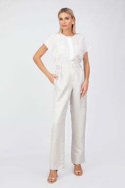 Брюки прямого силуэта. С посадкой на талии. Карманы в боковом шве.