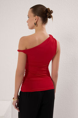 K?rm?z? Asimetrik Yaka Buzgu/Drape Detayl? Fitted/Vucuda Oturan Orme Bluz TWOSS25BZ00279