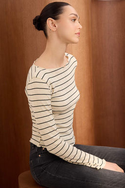 Wardrobe Essentials-Ekru Cizgili Fitted/Vucuda Oturan Kay?k Yaka Raporlu Orme Bluz TWOSS26BZ00176