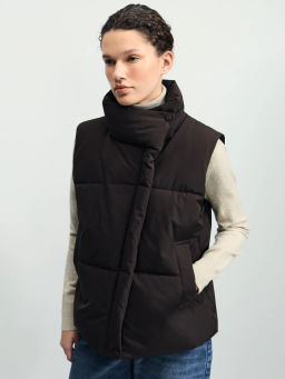 Утепленный стеганый жилет со стойкой-воротником / Zarina