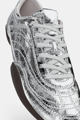 METALLIC-EFFECT TRAINERS