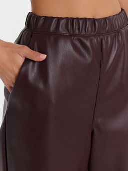Брюки женские винно-красные из экокожи