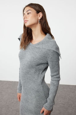 TRENDYOLMILLA Antrasit Midi Triko Yumusak Dokulu Devrik Yaka Elbise TWOAW25EL00016  фото 2