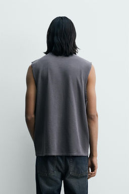 CAMISETA TANK PUNTO LAVADO ESTAMPADO / Gris azul