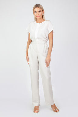 Брюки прямого силуэта. С посадкой на талии. Карманы в боковом шве.