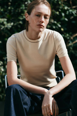SHORT SLEEVE KNIT TOP WITH PIPING