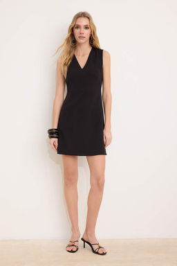 Wardrope Essentials Siyah Duz Kolsuz V Yaka Mini Dokuma Elbise TWOSS26EL00298