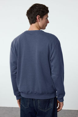 TRENDYOL MAN Koyu Kahverengi Oversize/Genis Kesim Kabartma Yaz? Bask?l? Ici Polarl? Sweatshirt TMNAW25SW00053 - Trendyolmilla фото 4