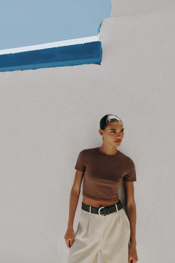CAMISETA CROPPED MANGA CORTA / Marr?n claro
