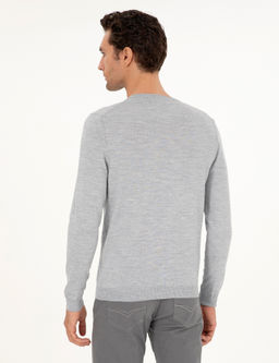 Светло-серый базовый трикотажный свитер из смесовой шерсти приталенного кроя с круглым вырезом - Cacharel фото 5