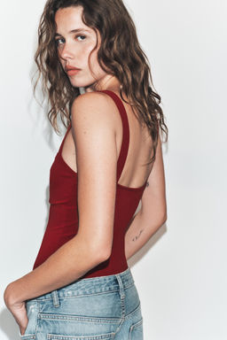 BODY TIRANTES ESCOTE CORAZ?N / Burgundy