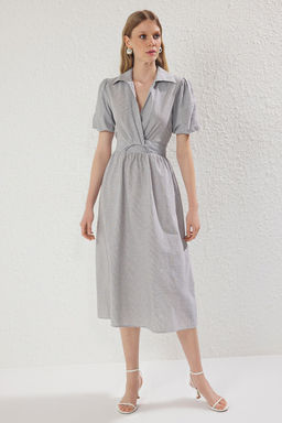 TRENDYOLMILLA Siyah Cizgili Bel Detayl? Midi Dokuma Elbise TWOSS23EL02233