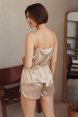 Кремовый комплект из атласа в полоску майка и шорты