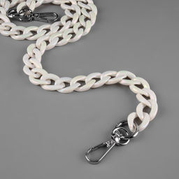 Цепочка для сумки, пластиковая, с карабинами, перламутровая, 23 17 мм, 68 см, цвет белый/серебряный - Арт узор фото 2