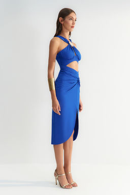 TRENDYOLMILLA X Zeynep Tosun Saks Gunes Aksesuar Detayl? Cut Out Elbise TCLSS23EL00025  фото 2