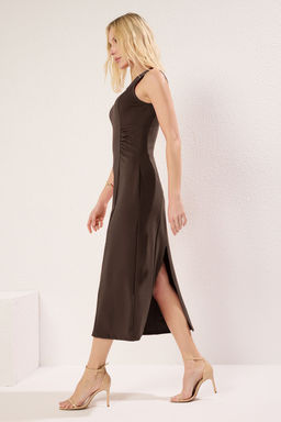 TRENDYOLMILLA Kahverengi Buzgu/Drape Detayl? Bodycone/Vucuda Oturan Ay Kol Midi Orme Elbise TWOSS25EL00229