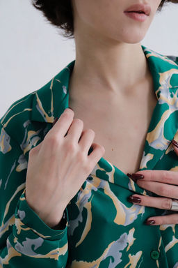 11536 Блуза с английским воротником зелёная с принтом - Martichelli фото 12
