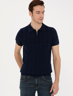 Темно-синий облегающий трикотажный свитер с воротником-поло